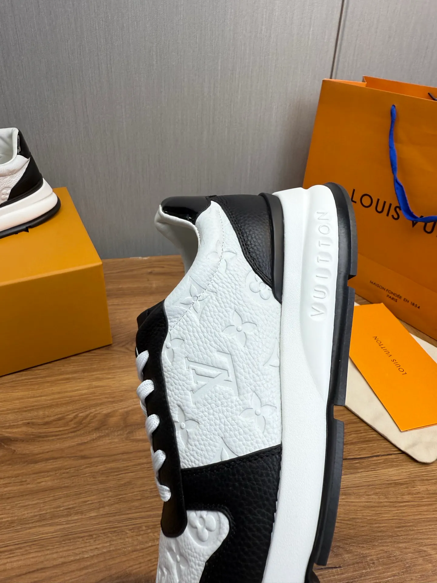 Men's men's shoes 💰840💰 LOUIS VUITTON [Luden Yiwei] The new trendy Lv is on the market 🎁, casual and fashionable men's shoes 👟Original 1:1 shipment✅ The upper is made of imported brand leather + cowhide lining, the original wear-resistant rubber outsole, the version is simple and elegant, exclusive for trendy men. 38-44 (customized at 38.45)